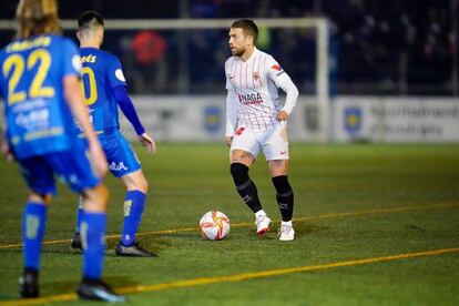 Papu Gómez controla el balón ante Llabrés, del Andratx