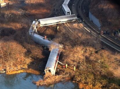 El descarrilamiento tuvo lugar en la estación de Spuyten Duyvil y las primeras imágenes muestran uno los vagones reposando muy cerca del agua. El tren partió a las 5.54 horas locales desde Poughkeepsie y tenía que llegar a la 7.43 horas a Gran Central, la estación terminal en Manhattan.