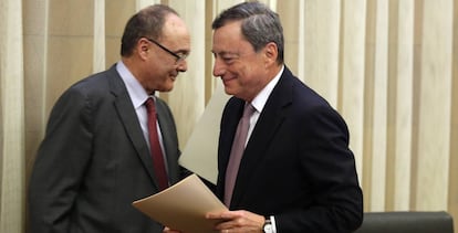 Luis Mar&iacute;a Linde, gobernador del Banco de Espa&ntilde;a, y Mario Draghi, presidente del BCE.