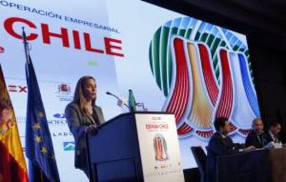 La subsecretaria de Economía y de Empresas de Menor Tamaño de Chile, Katia Trusich (i), habla en la inauguración del Foro de Inversiones y Cooperación Empresarial España-Chile, en Santiago de Chile (Chile).