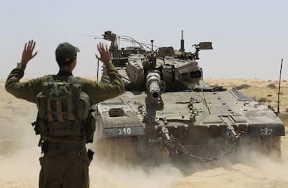 Un soldado israel&iacute; dirige las maniobras de un tanque junto a la frontera con Egipto. 