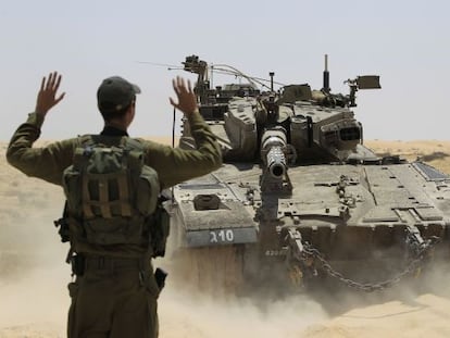 Un soldado israel&iacute; dirige las maniobras de un tanque junto a la frontera con Egipto. 