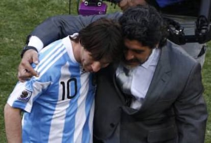 Maradona abraza a Leo tras un duelo de Sudáfrica 2010, cuando era el seleccionador de Argentina.