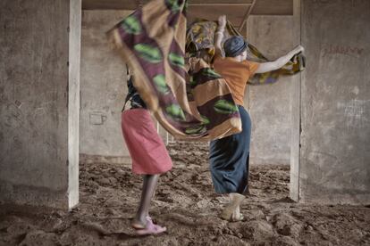 Serán los dormitorios para mujeres. Ahora son solo los barracones en construcción. Un lugar dentro de Kabanga, protegido y tranquilo, lejos del sol. A ellas les encanta bailar y me hacían grandes coreografías. Tengo cientos de fotos de estas niñas. Me conquistaba su elegancia y la delicadeza de sus movimientos.