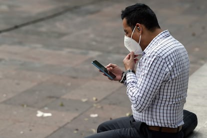 Um homem olha para seu telefone na Cidade do México nesta segunda-feira durante a queda total do Facebook e de suas redes, Instagram e WhatsApp.