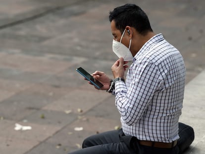 Um homem olha para seu telefone na Cidade do México nesta segunda-feira durante a queda total do Facebook e de suas redes, Instagram e WhatsApp.