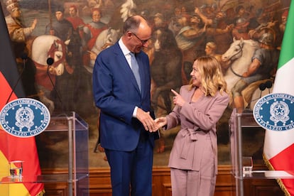 La primera ministra italiana, Giorgia Meloni, se reúne con el canciller de Alemania, Friedrich Merz, en el Palacio Chigi, sede del Gobierno italiano, el sábado en Roma.