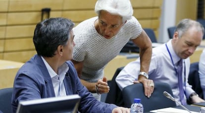 El ministro de Finanzas griego, Euclidis Tsakalotos, con la directora del FMI, Christine Lagarde, en Bruselas.