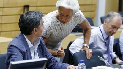 O ministro de Finanças grego, Euclidis Tsakalotos, com a diretora do FMI, Christine Lagarde, em Bruxelas.