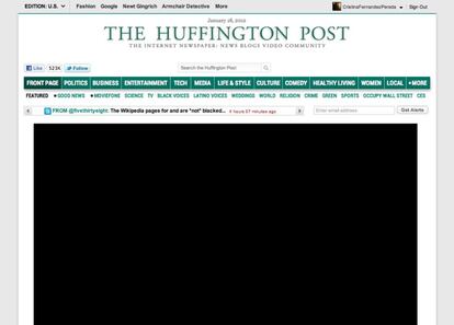 Las noticias de The Huffington Post (www.huffingtonpost.com) pueden seguir consultándose pero su portada se ha teñido de negro.