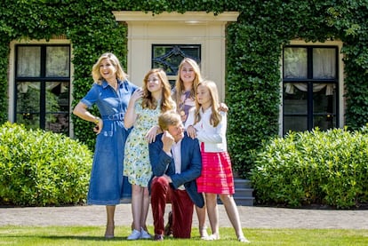 De izquierda a derecha, la reina Máxima de Holanda, la princesa Amalia, el rey Guillermo Alejandro, la princesa Alexia y la princesa Ariadna, el pasado 13 de julio en Wassenaar, Holanda.
