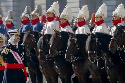 El Rey, en su primera celebración de la Pascua Militar, ha recuperado el vistoso protocolo castrense de este acto que tiene lugar en el Palacio Real, al pasar revista a una formación de la Guardia Real en el Patio de la Armería, donde ha sonado el himno nacional y la salva de 21 cañonazos.
