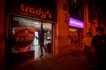 Un supermercado 24 horas frente a la estación de Francia, en Barcelona, baja la persiana a las 10 de la noche.