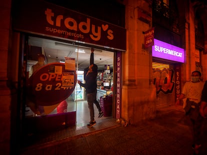 Un supermercado 24 horas frente a la estación de Francia, en Barcelona, baja la persiana a las 10 de la noche.