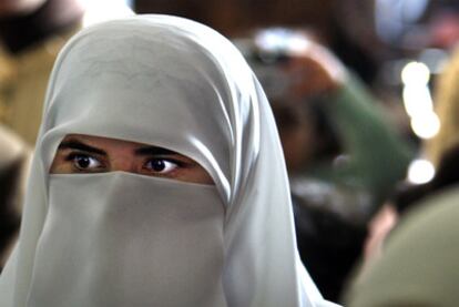 Una mujer con <i>niqab</i> en un congreso nacioanl de la Unión de Comunidades Islámicas de España celebrado en Valencia.