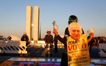 Do lado de fora do Congresso, manifestante protestava contra o Governo Temer.