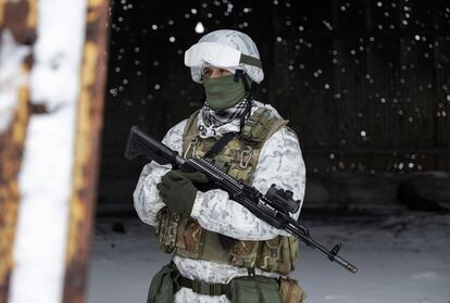 Un soldado ucranio, durante una guardia el día 25 cerca de Donetsk, la ciudad controlada por milicias prorrusas.