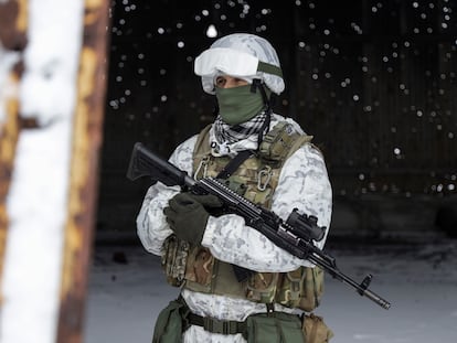 Un soldado ucranio, durante una guardia el día 25 cerca de Donetsk, la ciudad controlada por milicias prorrusas.