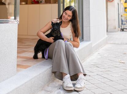 Panchi Game, propietaria de Media Luna Pet Care, en la puerta del establecimiento en una imagen cedida.