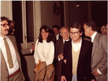 Enrique Tierno Galván toma del brazo a Francisco Bobillo en la noche del 8 de mayo de 1983, tras ser reelegido alcalde de Madrid por mayoría absoluta.