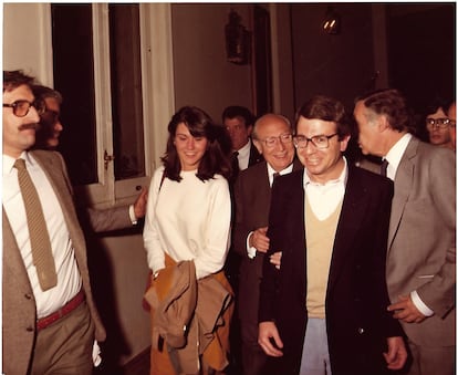 Enrique Tierno Galván toma del brazo a Francisco Bobillo en la noche del 8 de mayo de 1983, tras ser reelegido alcalde de Madrid por mayoría absoluta.