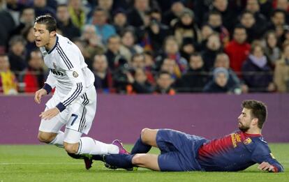 Piqué derriba a Cristiano.