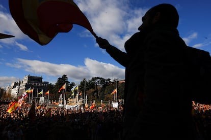 Un hombre ondea una bandera de España en la plaza de Cibeles. El manifiesto ha destacado la preocupación y rechazo por “la deriva política”, que, en opinión de los convocantes, tiene un único culpable, el Ejecutivo de Pedro Sánchez, que está llevando a cabo un “plan de mutación constitucional” que el presidente “quiere ocultar a la ciudadanía”. 