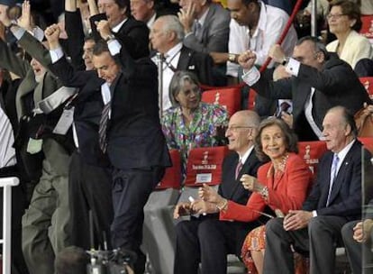 El presidente del Gobierno, José Luis Rodríguez Zapatero, a la izquierda, celebra el gol de Torres junto a los Reyes.