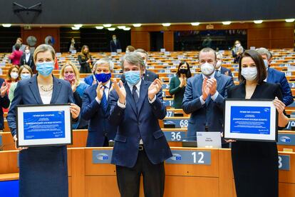 Veronika Tsepkalo (izquierda) y Svetlana Tijanóvskaya recogen este miércoles el premio Sájarov junto al presidente del Parlamento Europeo, David Sassoli, en Bruselas.