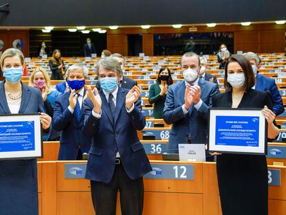 Veronika Tsepkalo (izquierda) y Svetlana Tijanóvskaya recogen este miércoles el premio Sájarov junto al presidente del Parlamento Europeo, David Sassoli, en Bruselas.