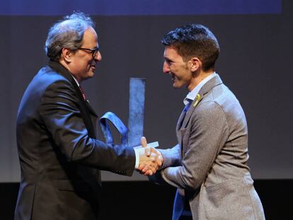 Oriol Mitjà rep el premi Català de l'Any 2016 de la mà de Quim Torra. 
 