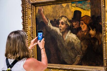 Una visitante ante 'El levantamiento' (1848), obra del pintor realista francés Honoré Daumier.