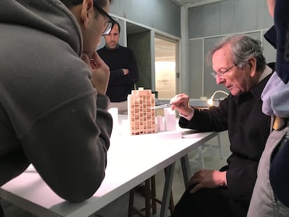 Rafael Moneo revisa la maqueta de un proyecto residencial en Seúl. |
