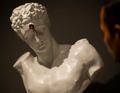 Un David de Miguel Ángel sangrando tras recibir un impacto de bala en la frente, obra de Banksy.