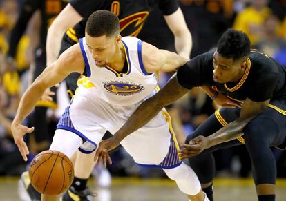 Curry protege el balón ante Shumpert.