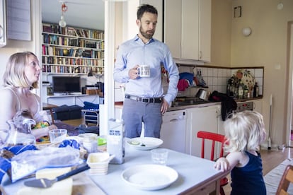 07.45. El economista Tobías Holmqvist desayuna con su familia en su casa de Estocolmo antes de salir hacia el trabajo.