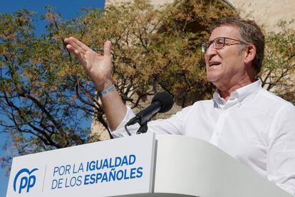 El presidente del Partido Popular, Alberto Núñez Feijóo, da un discurso durante un acto contra la amnistía en Valencia.