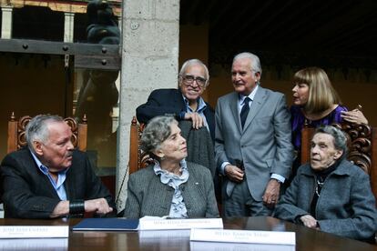 Cuevas, Poniatowska, Monsiváis, Fuentes, Beatriz del Carmen Bazán y Leonora Carrington en un homenaje a la pintora en el Museo Cuevas en febrero de 2009. 