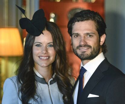Carlos Felipe de Suecia y su prometida, Sofia Hellqvist, en una recepci&oacute;n en el palacio real de Estocolmo el pasado mes de mayo.