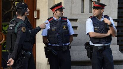 Agentes de los Mossos y la Guardia Civil durante los registros en la sede de Economía de la Generalitat.