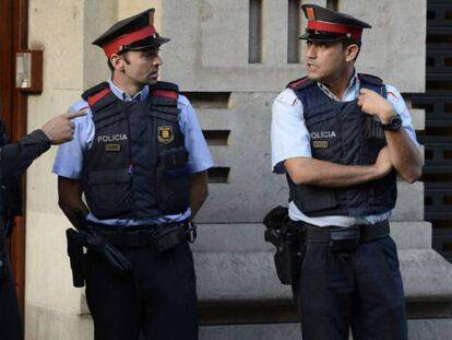 Agentes de los Mossos y la Guardia Civil durante los registros en la sede de Economía de la Generalitat.