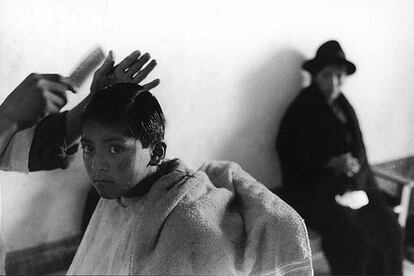 Niño, en una peluquería de Ecuador.