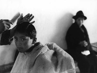 Niño, en una peluquería de Ecuador.