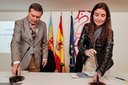 La consejera de Hacienda y portavoz del Consell, Ruth Merino, y el consejero de Sanidad, Marciano Gómez, al comienzo de una rueda de prensa tras uno de los plenos del Consell.