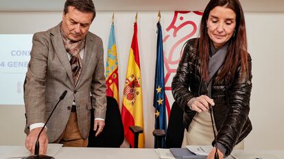 La consejera de Hacienda y portavoz del Consell, Ruth Merino, y el consejero de Sanidad, Marciano Gómez, al comienzo de una rueda de prensa tras uno de los plenos del Consell.