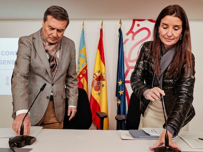 La consejera de Hacienda y portavoz del Consell, Ruth Merino, y el consejero de Sanidad, Marciano Gómez, al comienzo de una rueda de prensa tras uno de los plenos del Consell.