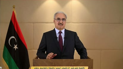 Imagen tomada del canal Libya Alhadath TV este 16 de noviembre, en el momento en que Jalifa Hafter anuncia su candidatura para las presidenciales de Libia.