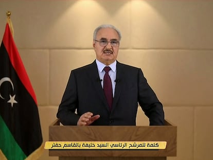 Imagen tomada del canal Libya Alhadath TV este 16 de noviembre, en el momento en que Jalifa Hafter anuncia su candidatura para las presidenciales de Libia.