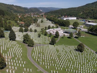 Vista aérea del memorial del genocidio de Srebrenica-Potocari en Bosnia Herzegovina en 2020. Un artículo científico sobre el uso de Facebook en un aniversario de la masacre revela consecuencias nuevas en cuanto al uso de las redes y polarización,