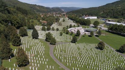 Vista aérea del memorial del genocidio de Srebrenica-Potocari en Bosnia Herzegovina en 2020. Un artículo científico sobre el uso de Facebook en un aniversario de la masacre revela consecuencias nuevas en cuanto al uso de las redes y polarización,